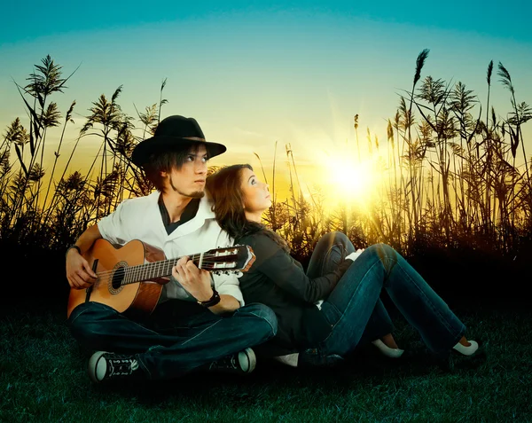 Verhaal van de liefde. een jonge man gitaarspelen voor zijn meisje. — Stockfoto