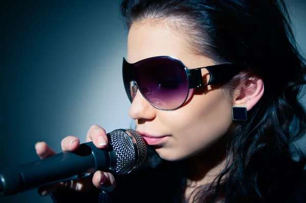 노래 하는 소녀 — 스톡 사진