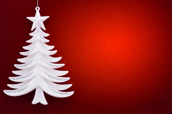 Árvore de Natal em um contexto de papel de veludo vermelho — Fotografia de Stock