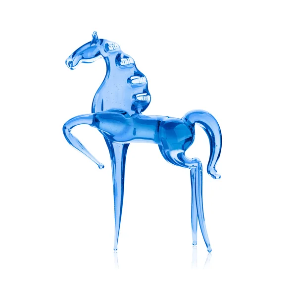 Άλογο από ένα μπλε ποτήρι, που απομονώνονται σε λευκό φόντο — Φωτογραφία Αρχείου
