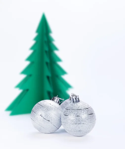 Décorations de Noël et sapin en papier vert sur fond blanc — Photo