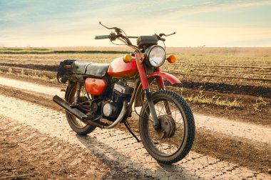 toprak yol üzerinde klasik eski motosiklet.