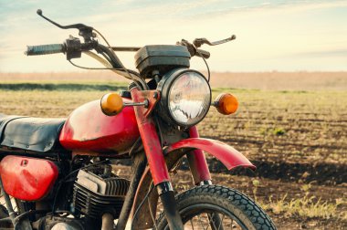 toprak yol üzerinde klasik eski motosiklet.