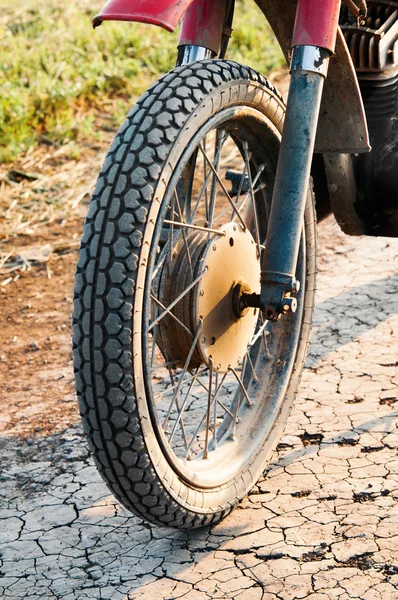 Старый мотоцикл на грунтовой дороге . — стоковое фото