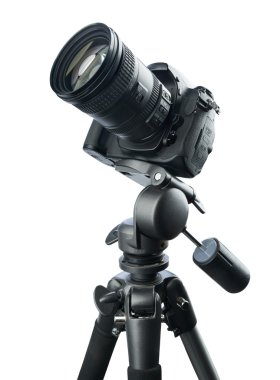 Beyaz arka plan üzerinde izole tripod DSLR kamera