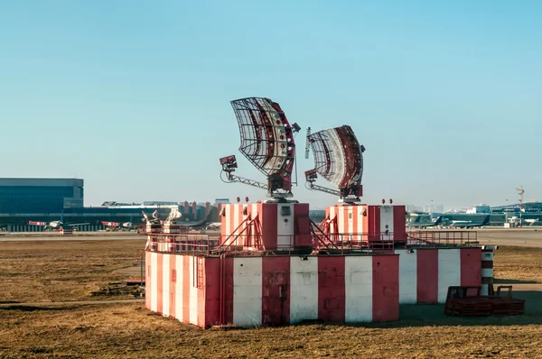 Radar, a repülőtéri és légiforgalmi irányítás — Stock Fotó
