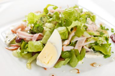 yumurta ile karışık salata