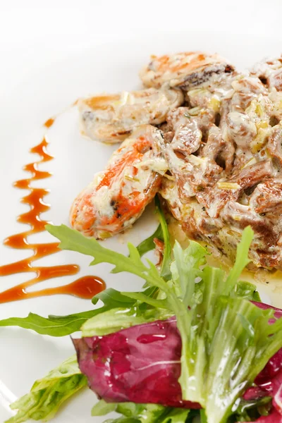 Fricassee con frutti di mare e insalata — Foto Stock