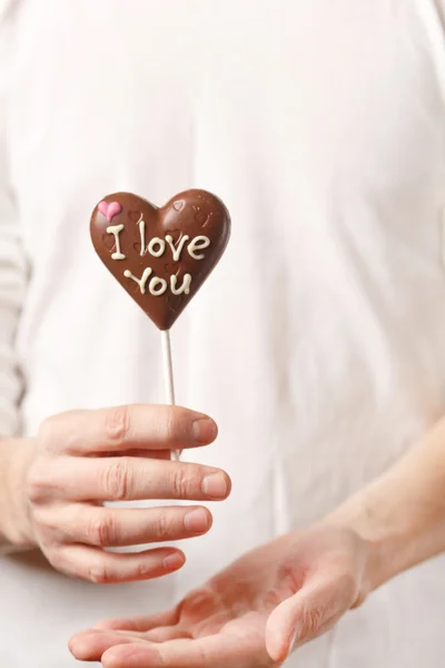 Uomo con cuore di cioccolato nelle mani — Foto Stock