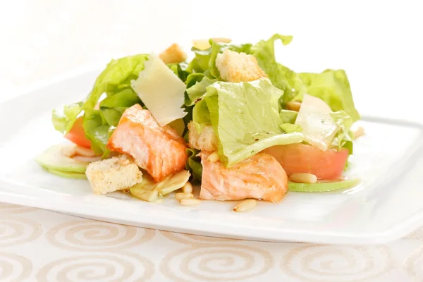 Salat mit Lachs — Stockfoto