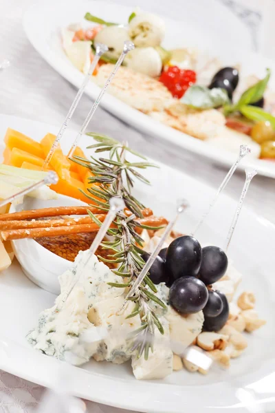 Placa de queso con uvas y miel — Foto de Stock