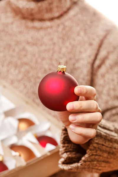 La bola de Navidad en las manos — Foto de Stock