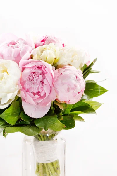 Ricco mazzo di peonie — Foto Stock