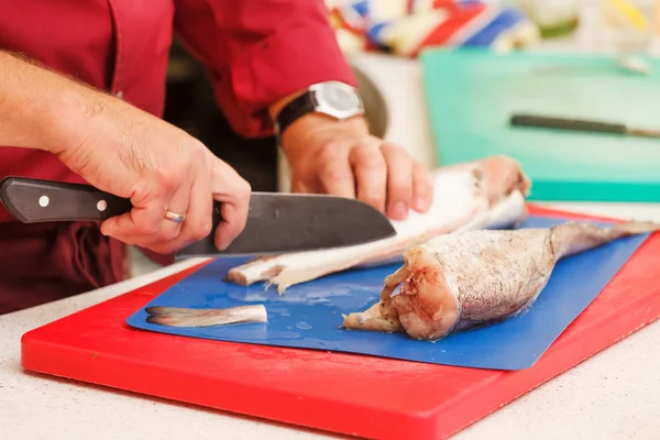 Chef en restaurante rebanando pescado crudo — Foto de Stock