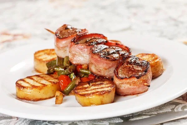 Gegrilltes Fleisch mit Gemüse — Stockfoto