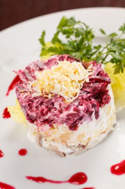 Rus ringa balığı salatası