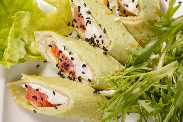 Antipasto gustoso con salmone e formaggio — Foto Stock