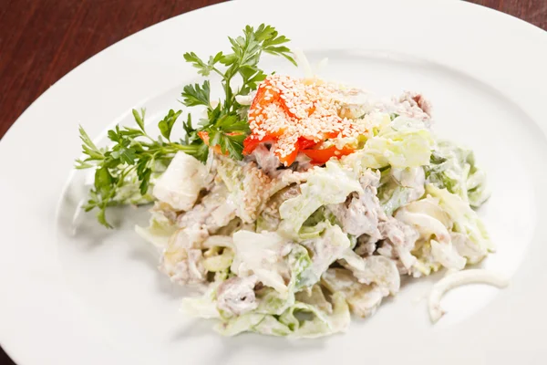 Insalata con pollo e funghi — Foto Stock