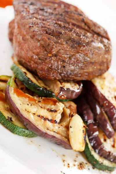 Bife grelhado com legumes — Fotografia de Stock