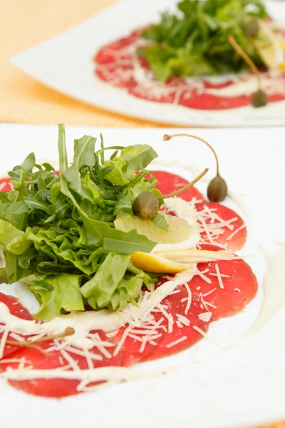 Carpaccio di carne con parmigiano — Foto Stock