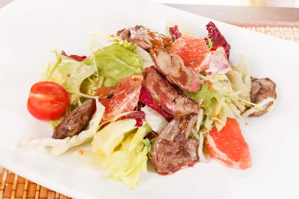 Salad with beef and grapefruit — Stock Photo, Image