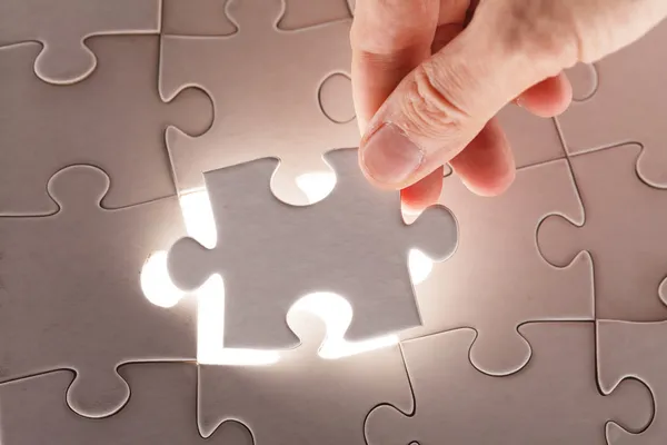 Hand holding puzzle piece — Stock Photo, Image