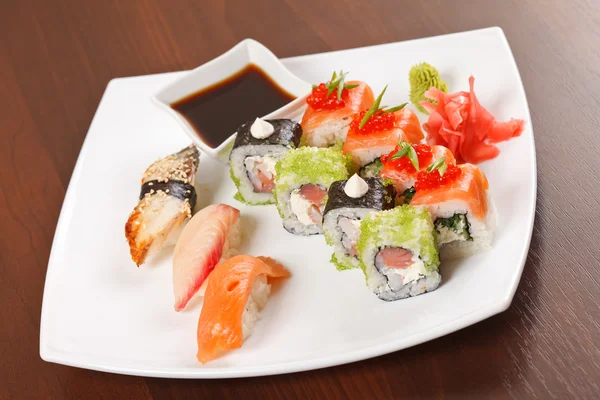 Sushi sur l'assiette — Photo