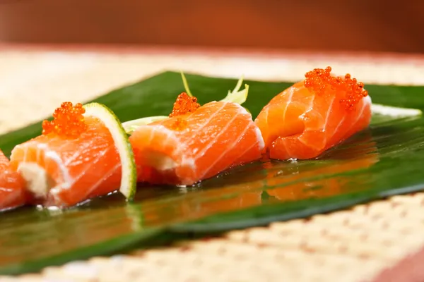 Sushi en la hoja — Foto de Stock