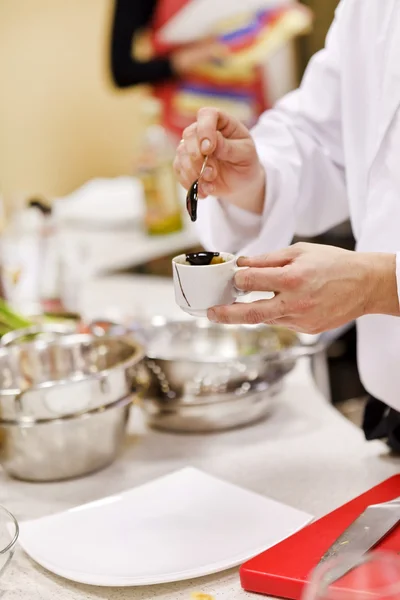 Chef-kok op het werk — Stockfoto