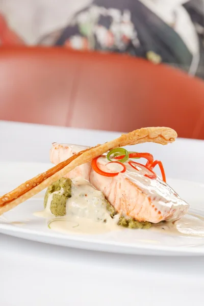 Salmone con verdure — Foto Stock