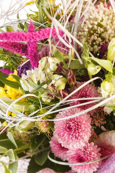 Boeket van kleurrijke bloemen — Stockfoto