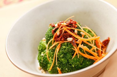 brokoli, havuç ve kurutulmuş domates ile