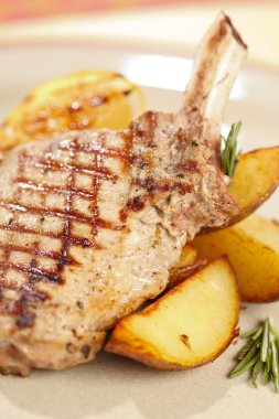 ızgara et pirzola patates ile