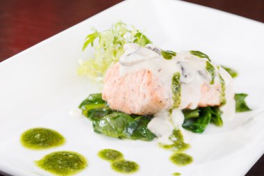 Krema soslu somon fileto