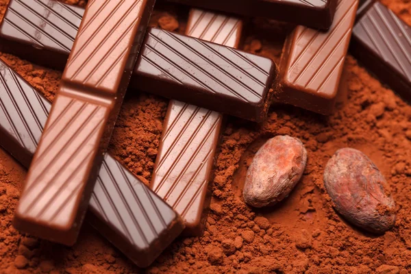 Chocolate con granos de cacao —  Fotos de Stock