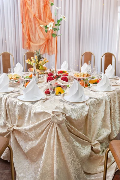 Hochzeitstisch gedeckt — Stockfoto
