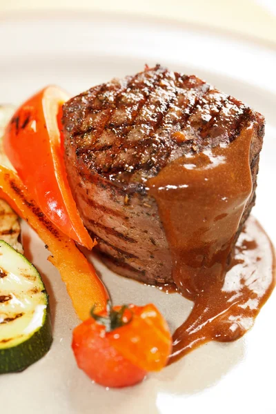 Steak with grilled vegetables — Stock Photo, Image