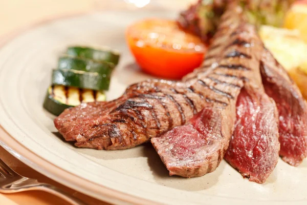 Steak with grilled vegetables — Stock Photo, Image