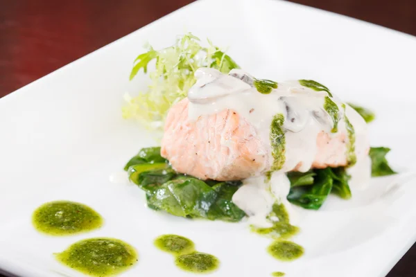 Filete de salmón en salsa de crema — Foto de Stock