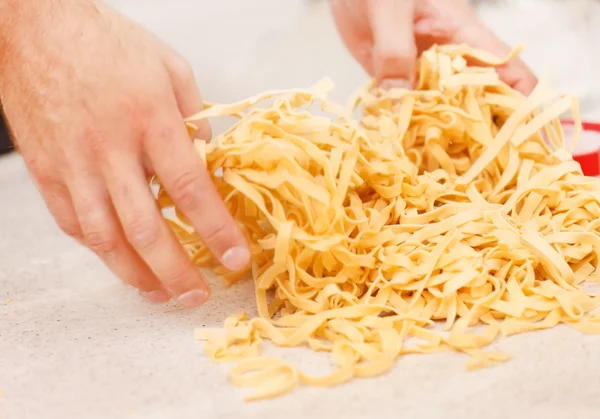 Chef-kok maken van pasta — Stockfoto