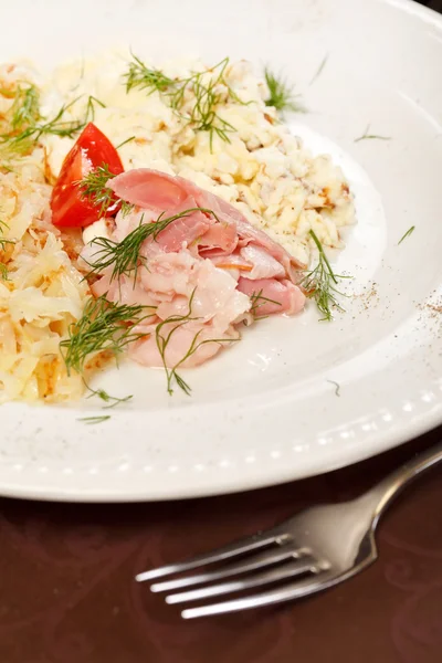 Scrambled eggs with bacon and tomato — Stock Photo, Image