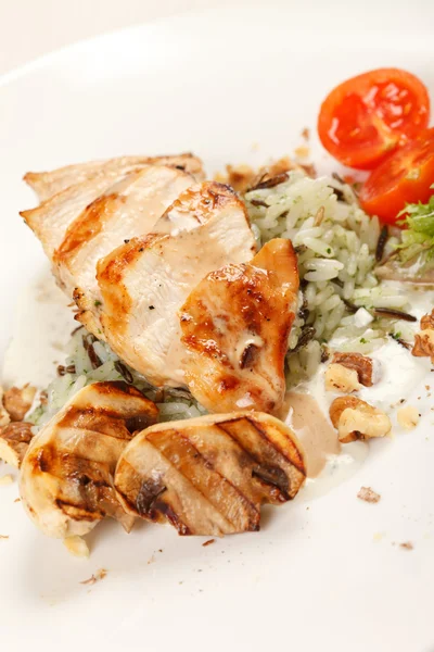 Filete de pollo con verduras y arroz —  Fotos de Stock