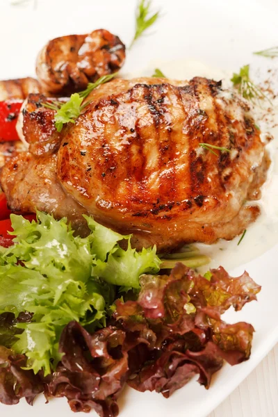Steak de poulet aux légumes — Photo