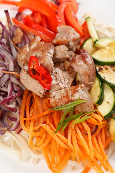 Meat with vegetables and noodles — Stock Photo, Image