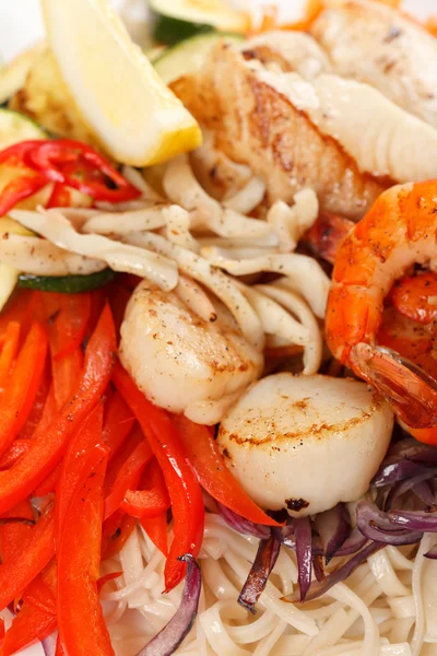 Meat with vegetables and noodles — Stock Photo, Image