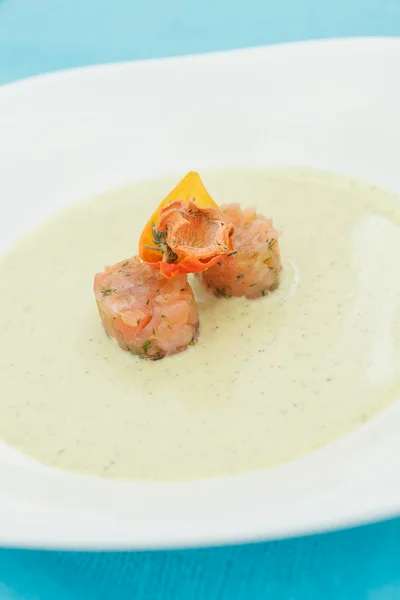 Кремовый суп с лососем — стоковое фото