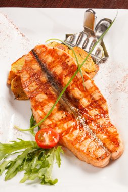 Somon steak patates ile