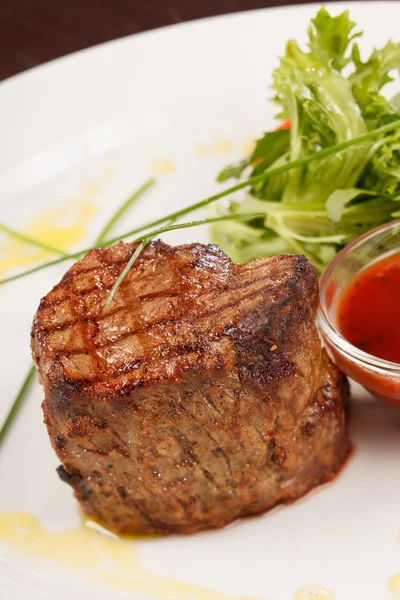 Steak grillé avec sauce — Photo