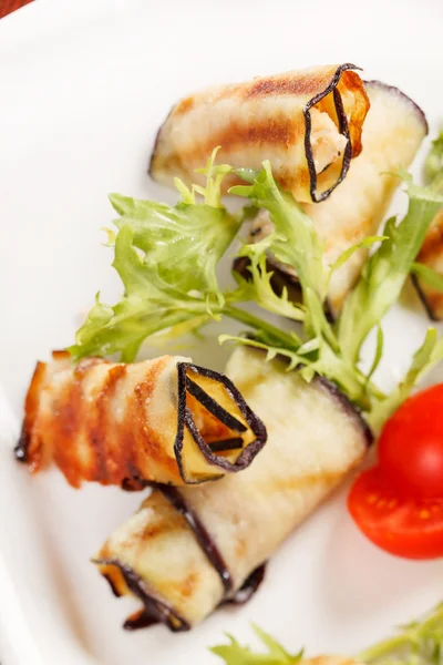 Rouleaux d'aubergines farcis au fromage cottage — Photo