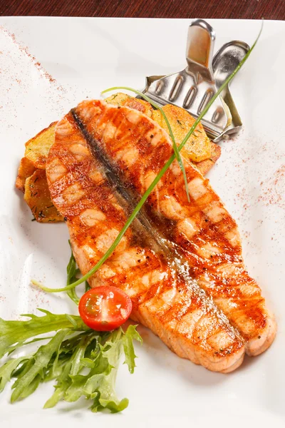 Bife de salmão com batatas — Fotografia de Stock